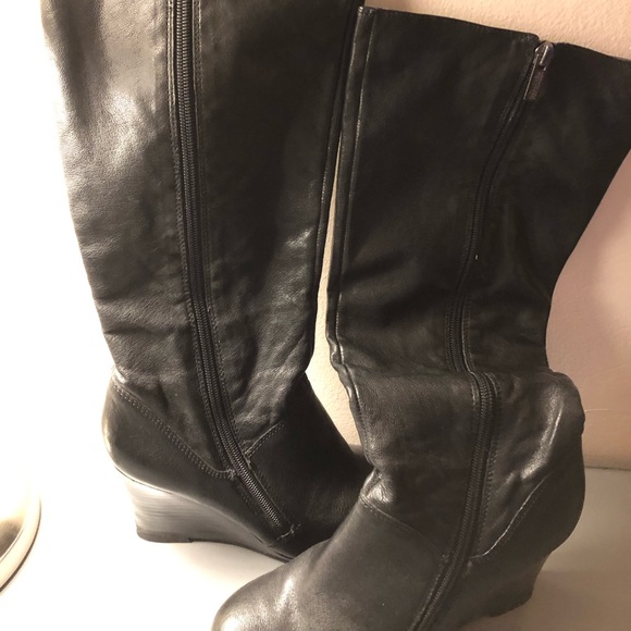 Kenneth Cole knee high wedge boots with curved zipper. Size 6. - Picture 3 of 7